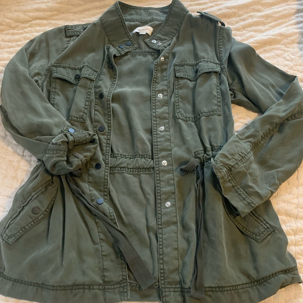 Loft army green/ olive roll sleeve, cinch waist jacket. Good condition